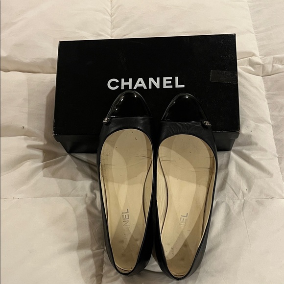 CHANEL Black Patent Leather Flats - Picture 1 of 4